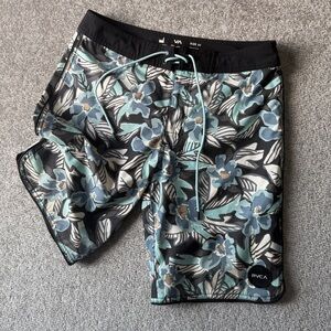 RVCA Industry Men's Size 30 / 10" Inseam Floral Hawaiian Swim Board Shorts